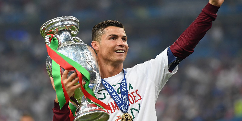Cristiano Ronaldo giữ kỷ lục cầu thủ ghi bàn nhiều nhất Euro với 14 bàn